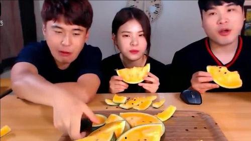可爱兄妹吃瓜,共享夏日清凉时光