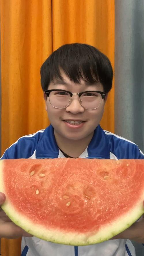 沉浸式吃炸裂瓜,炸裂瓜带来的味蕾盛宴