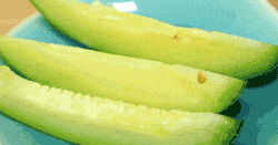 用勺子吃网纹瓜,尽享夏日清凉时光