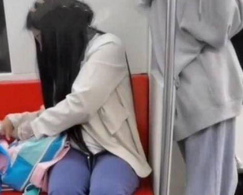 地铁吃瓜女孩,揭秘都市生活中的趣味瞬间