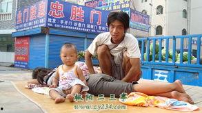 妈妈在车上吃瓜,温馨瞬间定格时光